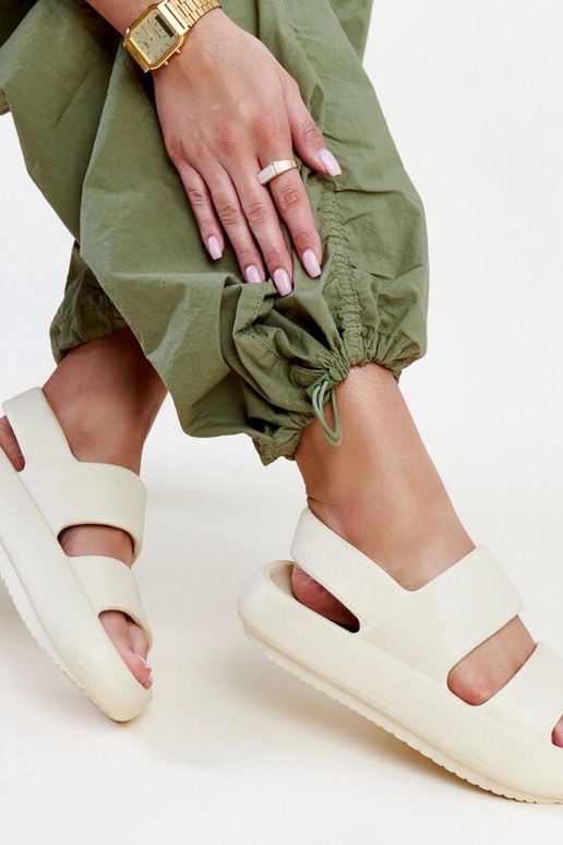 Attiana smilškrāsas sandales