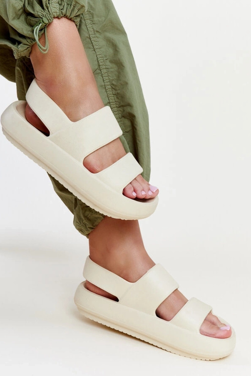 Attiana smilškrāsas sandales