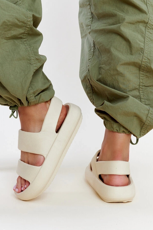 Attiana smilškrāsas sandales