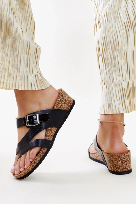 Melnas metāliskas Donata Wedge sandales