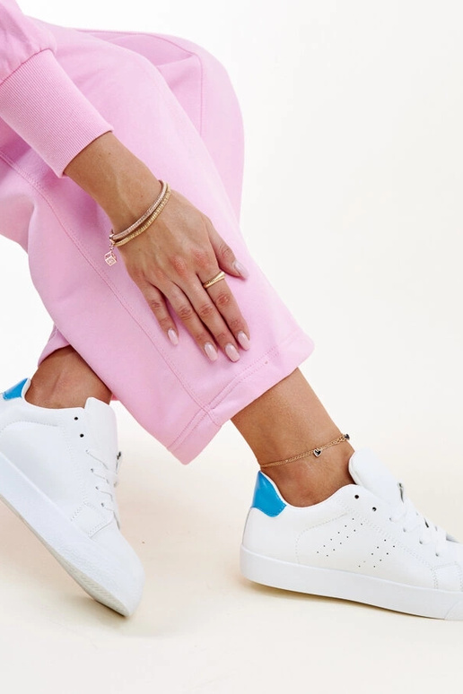 Baltas un zilas Akila kedas