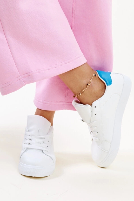 Baltas un zilas Akila kedas