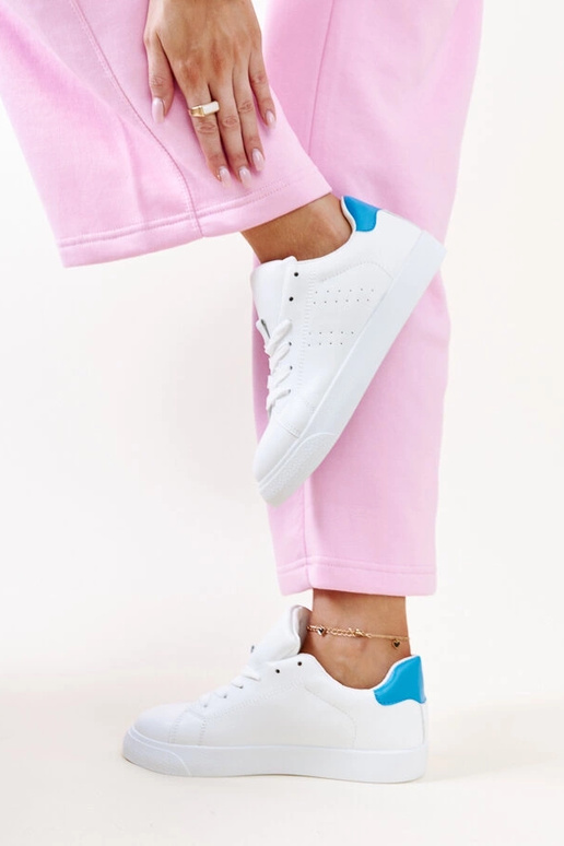 Baltas un zilas Akila kedas