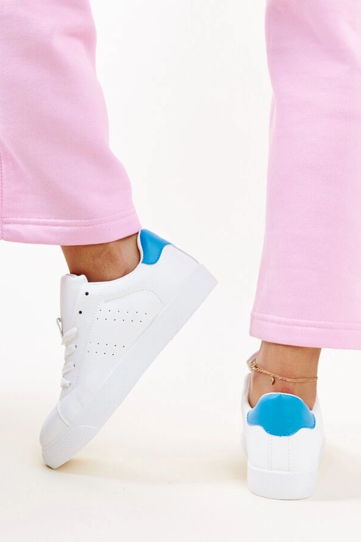 Baltas un zilas Akila kedas