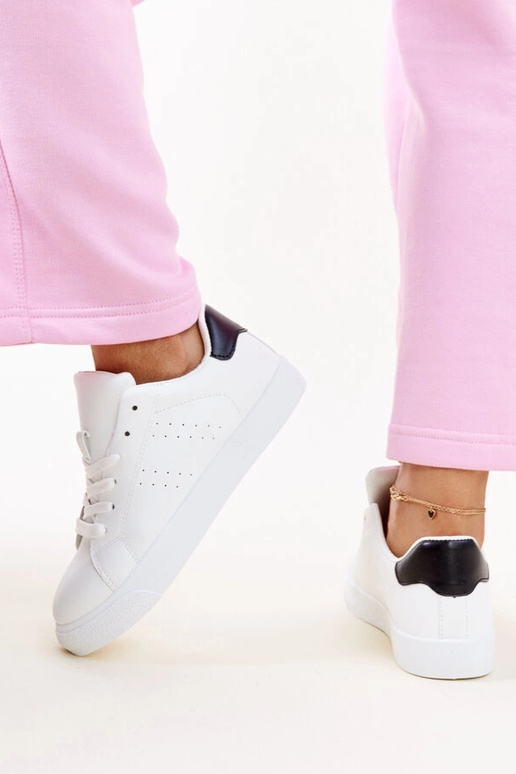 Akila melnbaltas kedas