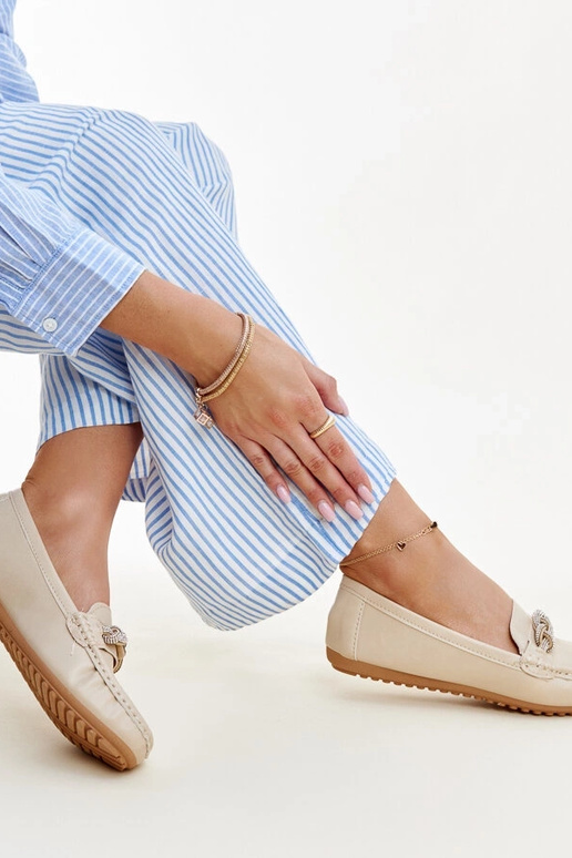 Bēši mokasīni, kas dekorēti ar...