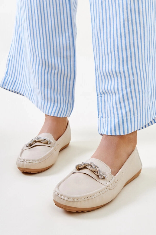 Bēši mokasīni, kas dekorēti ar...