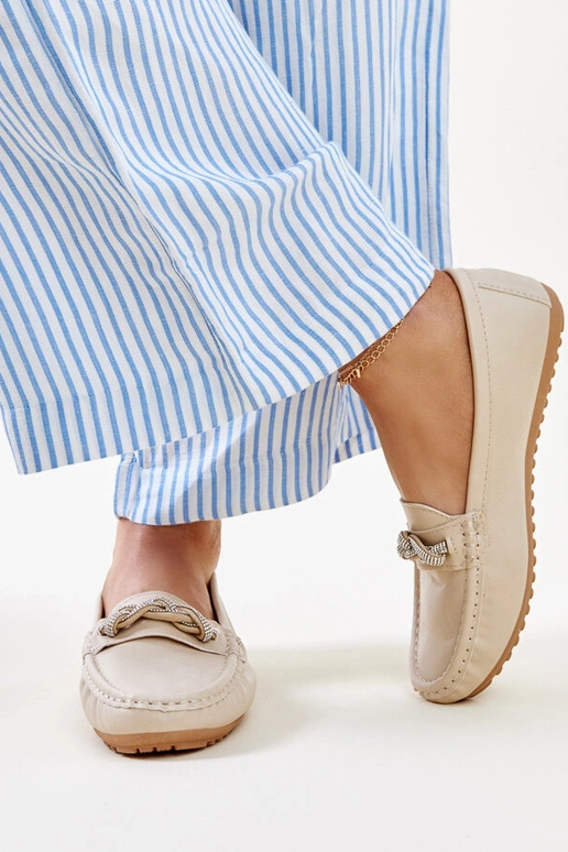 Bēši mokasīni, kas dekorēti ar...