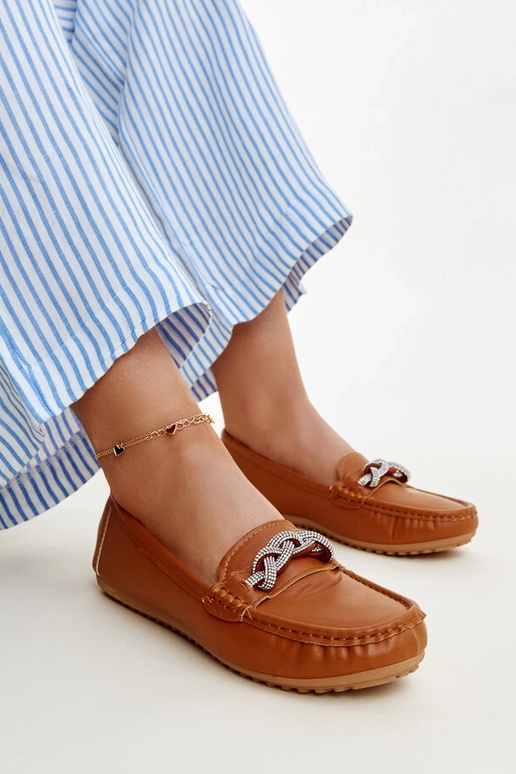 Brūni mokasīni, kas dekorēti ar...