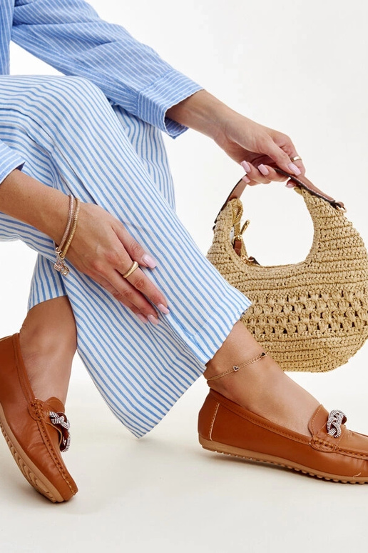 Brūni mokasīni, kas dekorēti ar...