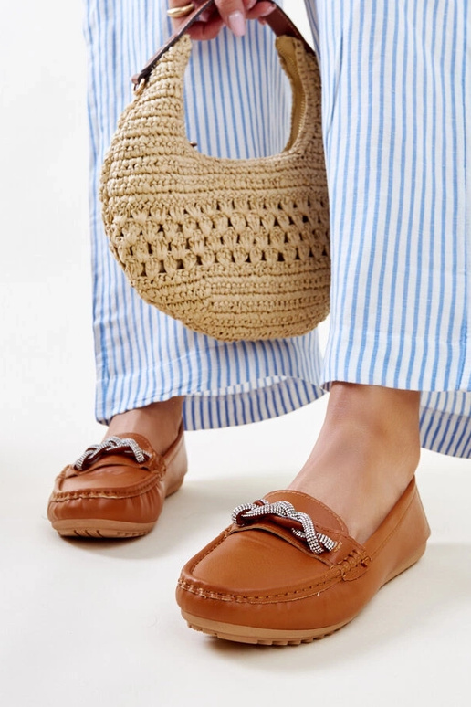 Brūni mokasīni, kas dekorēti ar...