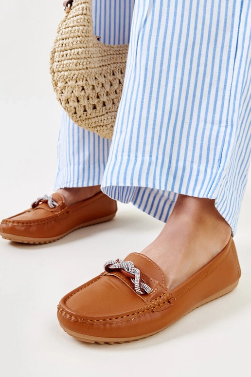 Brūni mokasīni, kas dekorēti ar...