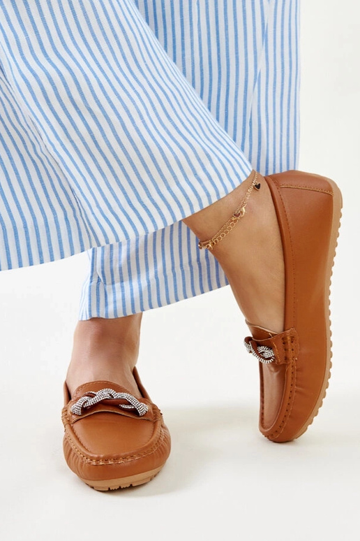 Brūni mokasīni, kas dekorēti ar...