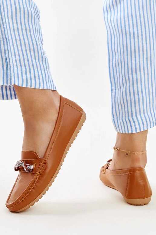 Brūni mokasīni, kas dekorēti ar...