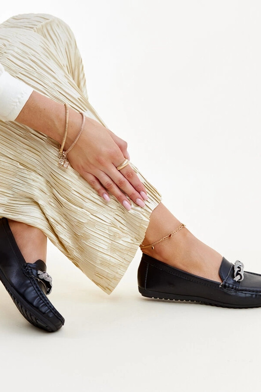 Melni mokasīni, kas dekorēti ar Adiba...