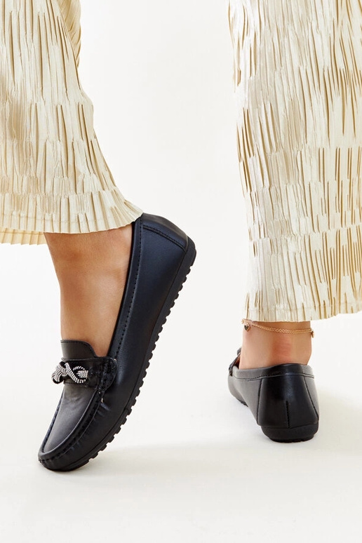 Melni mokasīni, kas dekorēti ar Adiba...