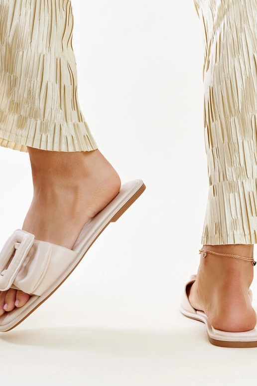 Bēšas flip-flops ar Ganema sprādzi