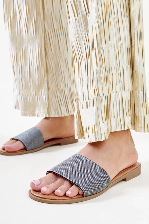 Melnas spīdīgas Anilsa flip-flops