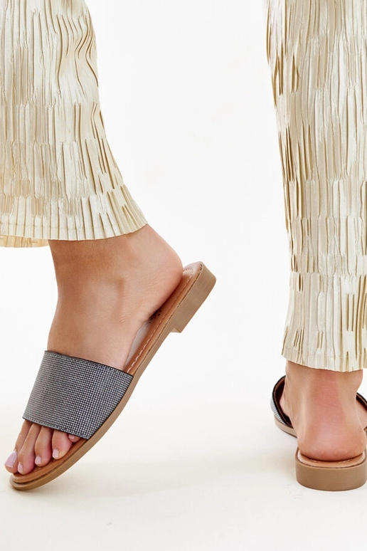 Melnas spīdīgas Anilsa flip-flops