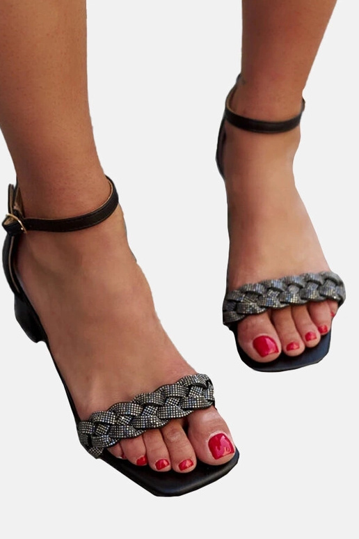 Sandaļi ar ādas ielikni un cirstoņiem...