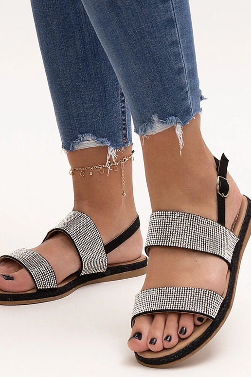 Melnas sandales, kas dekorētas ar...