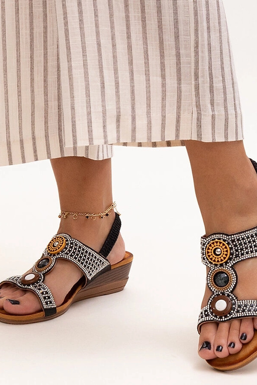 Azeeza spīdīgas zemas ķīļveida sandales