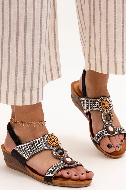 Azeeza spīdīgas zemas ķīļveida sandales