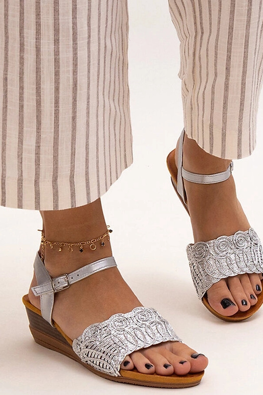 Izšūtas zemas ķīļveida sandales Maimoon