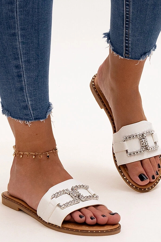 Baltas čības ar dekoratīvu sprādzi...