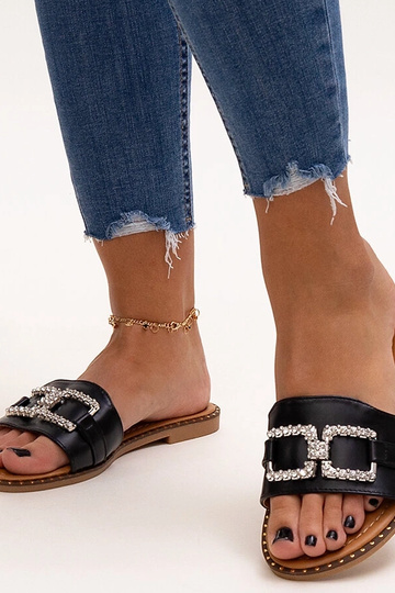 Melnas flip-flops ar dekoratīvu Rochaela sprādzi