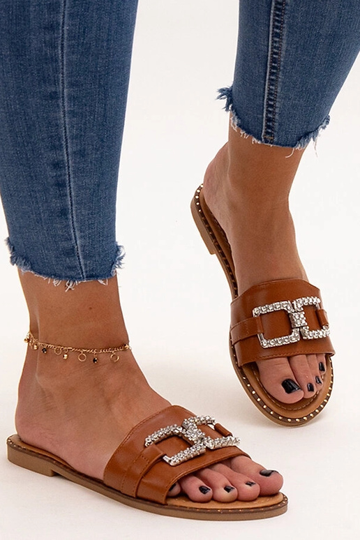 Brūnas čības ar dekoratīvu sprādzi...