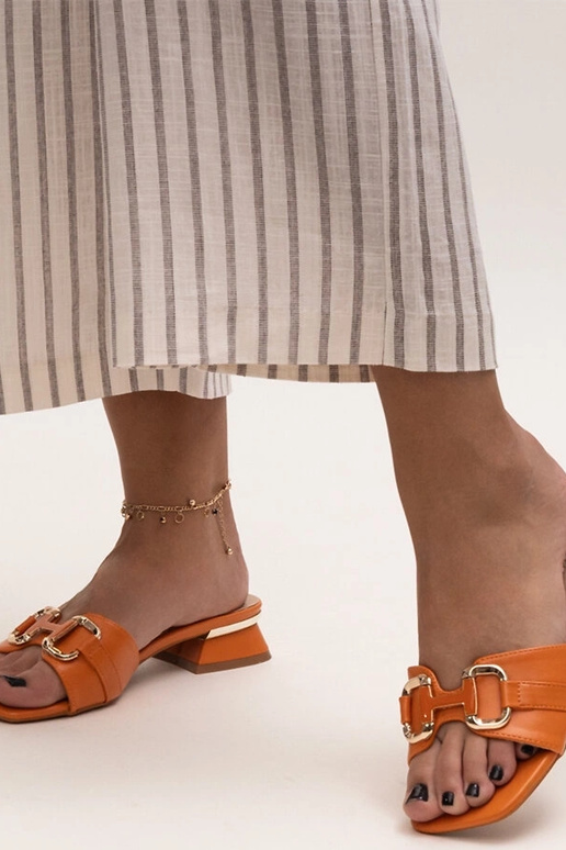 Čības uz zema papēža ar dekoratīvu...