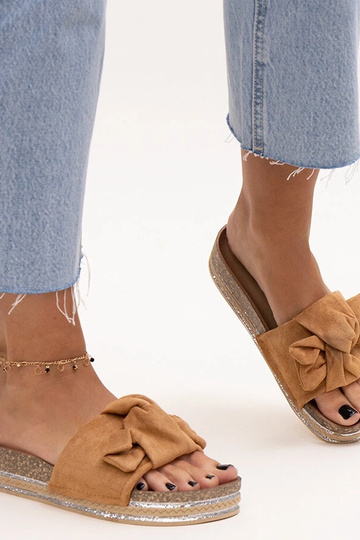 Brūnas čības uz masīvas...