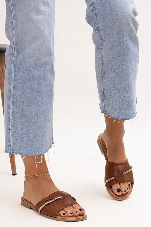 Klapki ar kristālu jostu Amari