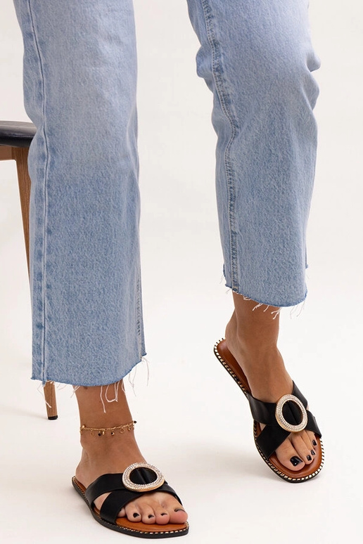 Melnas flip-flops, kas dekorētas ar...