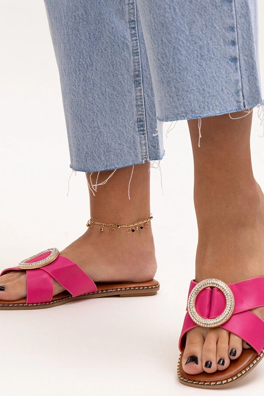 Rozā flip-flops, kas dekorēts ar...