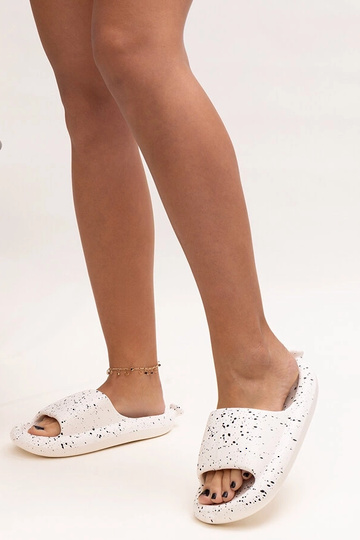 Baltas flip-flops ar platu...