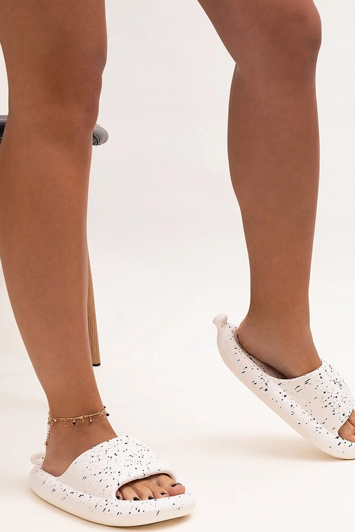 Baltas flip-flops ar platu siksniņu...