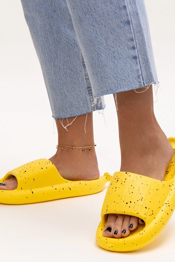 Dzeltenas flip-flops ar platu siksnu Hekssa