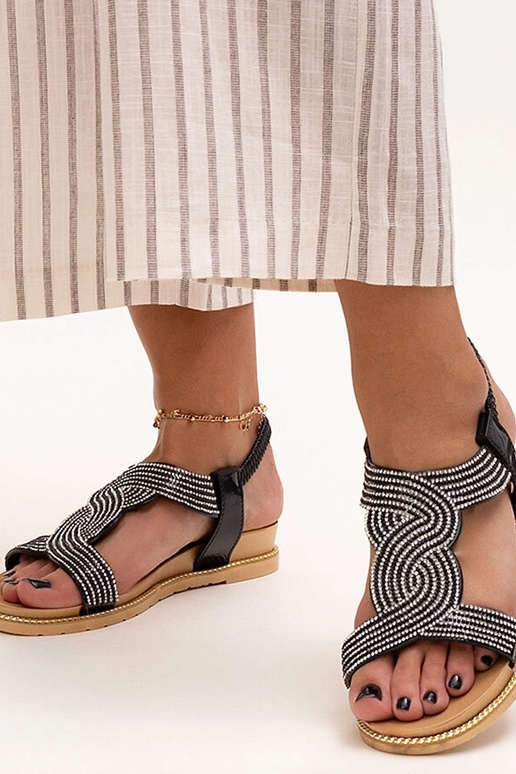 Melnas sandales, kas dekorētas ar...