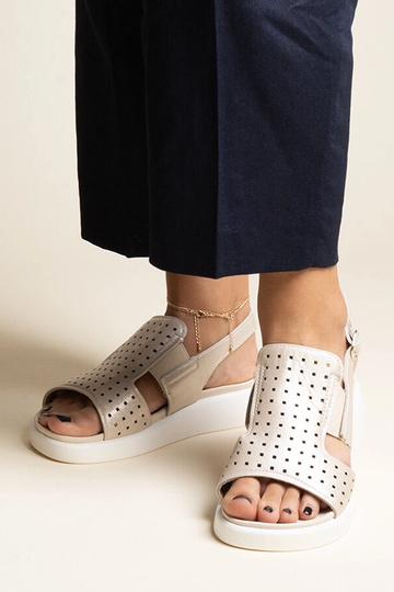 Zelta sandales ar ažūra...