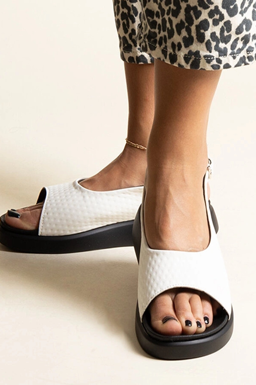 Baltas sandales ar biezāku zoli no...