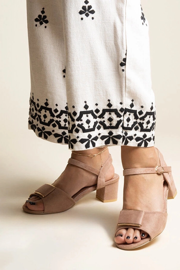 Tumši bēšas zempapēžu...