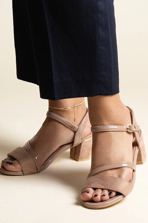 Tumši bēšas sandales ar materiālu...