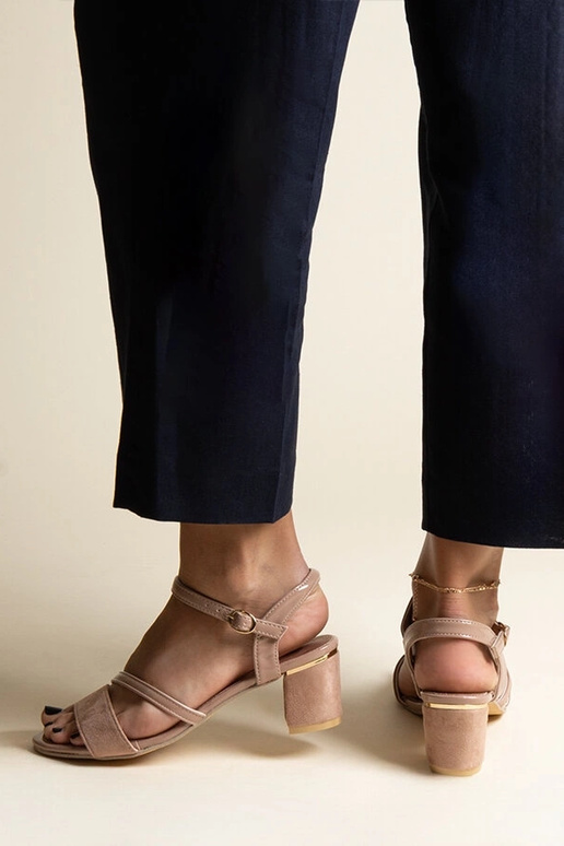 Tumši bēšas sandales ar materiālu...