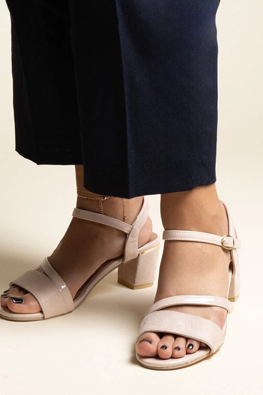 Bēšas sandales ar dažādu materiālu...