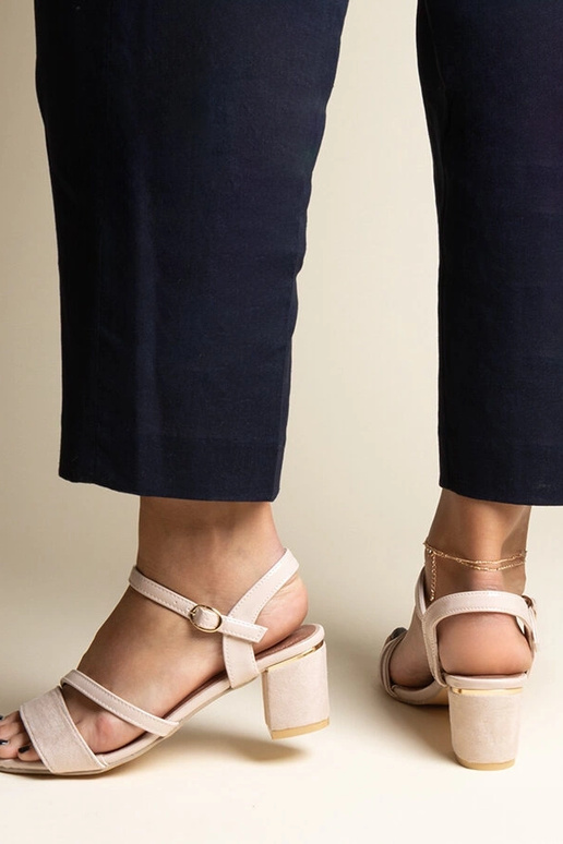 Bēšas sandales ar dažādu materiālu...