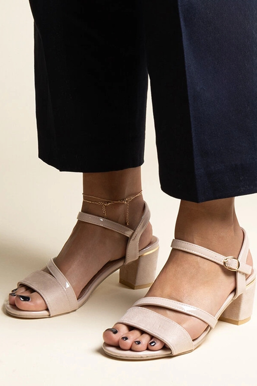 Bēšas sandales ar dažādu materiālu...