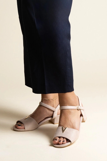 Bēšas zempapēžu sandales ar...