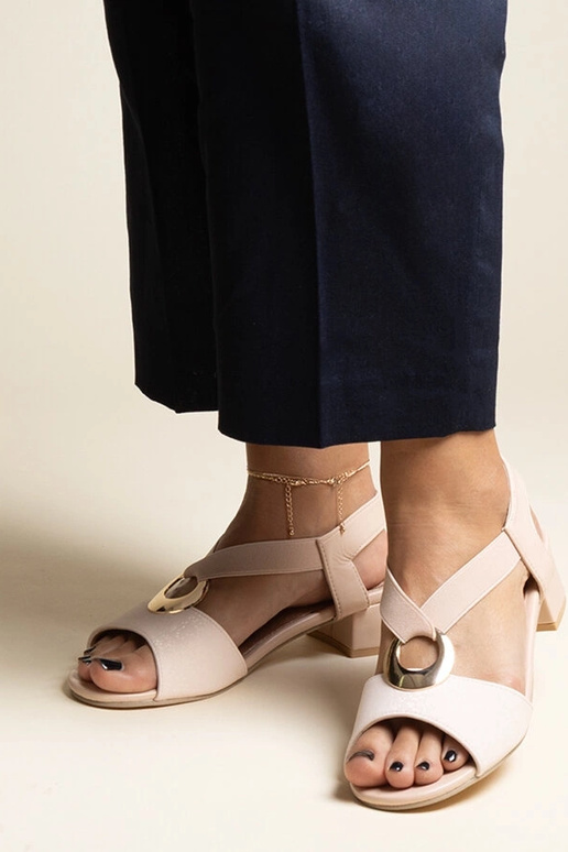 Bēšas uzvelkamas sandales ar bloka...